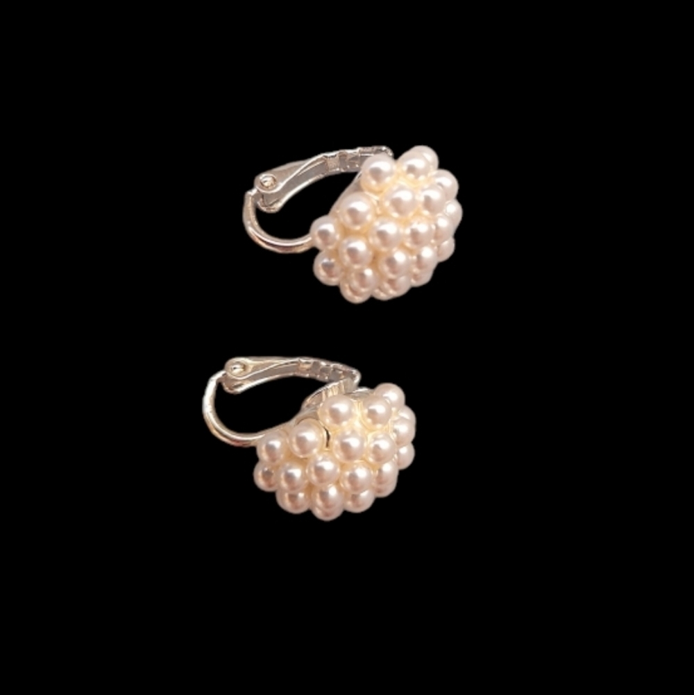 White imitation pearl cluster earrings with snap closure